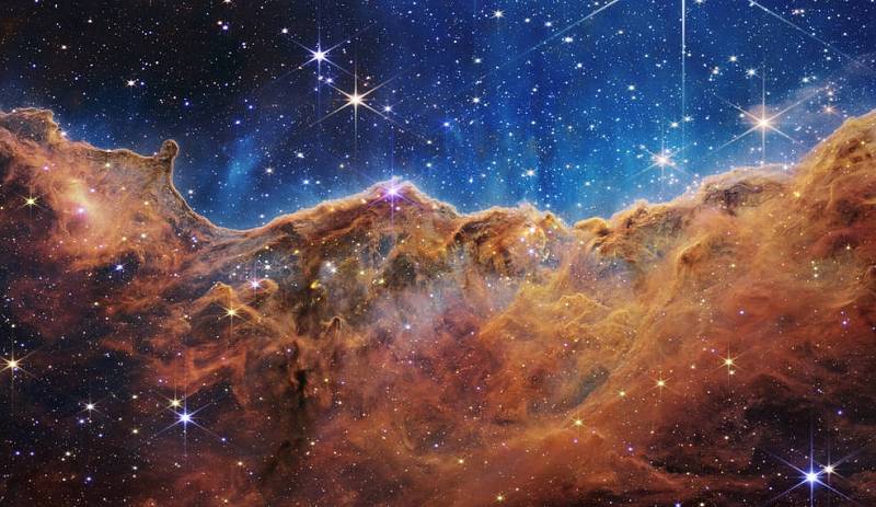 Webbův teleskop od července poskytl světu řadu dechberoucích snímků. Na tomto je zobrazena mlhovina Carina, velká a jasná emisní mlhovina v souhvězdí Lodního kýlu. Nachází se ve vzdálenosti 7 600 světelných let a je jakousi hvězdnou školkou, kde se rodí h