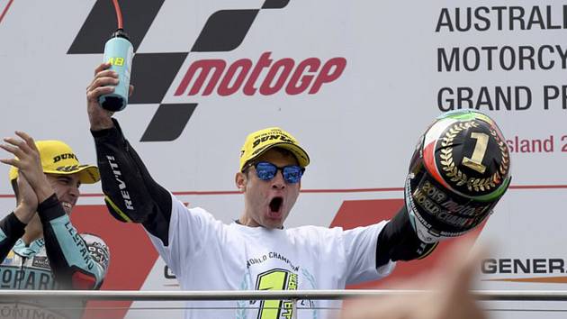 Ital Lorenzo Dalla Porta slaví zisk titulu mistra světa v závodech silničních motocyklů třídy Moto3.