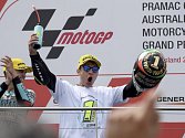 Ital Lorenzo Dalla Porta slaví zisk titulu mistra světa v závodech silničních motocyklů třídy Moto3.