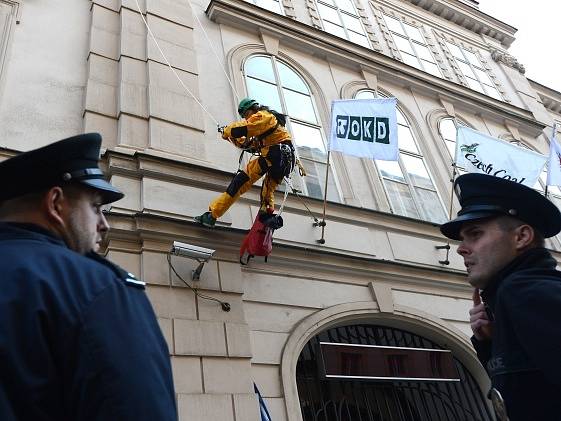 Aktivisté ekologické organizace Greenpeace v Praze symbolicky "vyvlastnili" Lidový dům, sídlo ČSSD. Protestují tím proti tomu, že sociální demokracie údajně váhá podpořit novelu horního zákona, která by zrušila možnost vyvlastnění kvůli těžbě uhlí.