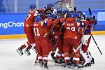 Čeští hokejisté se radují z postupu do semifinále olympijských her v Pchjongčchangu.