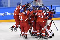 Čeští hokejisté se radují z postupu do semifinále olympijských her v Pchjongčchangu.