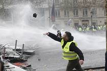 Při protestech proti zvyšování cen paliv v Paříži použila policie slzný plyn a vodní dělo.