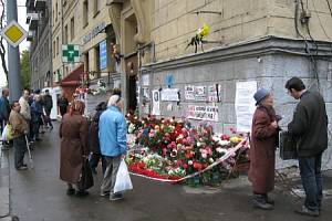 Krátce po vraždě Anny Politkovské se u místa zločinu začali scházet lidé, kteří tam vytvořili první improvizovaný památník