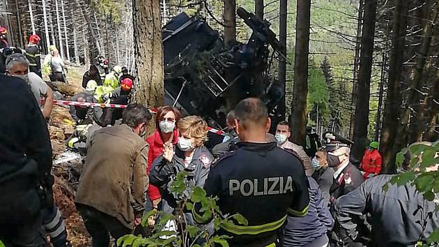 Záchranné práce po pádu kabinky lanovky v Itálii