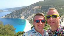 Registrovaný manželský pár Robert Zauer (40 let) a Tomáš Kavalec (38 let) z Teplic, selfíčka z cestování po světě. Na skalním útesu ostrova Ithaka.