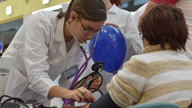 Motání hlavy, mžitky před očima a omdlévání. I nízký krevní tlak umí  potrápit - Deník.cz