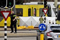 Pohled na místo střeleckého incidentu v tramvaji v nizozemském městě Utrecht.