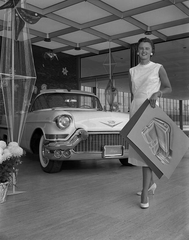 Sue Vanderbilt a exponát Cadillac Allegro 1957 pro výstavu Feminine Auto Show