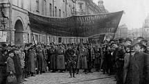 Vojáci Rudé armády na přehlídce v Moskvě během občanské války v roce 1918