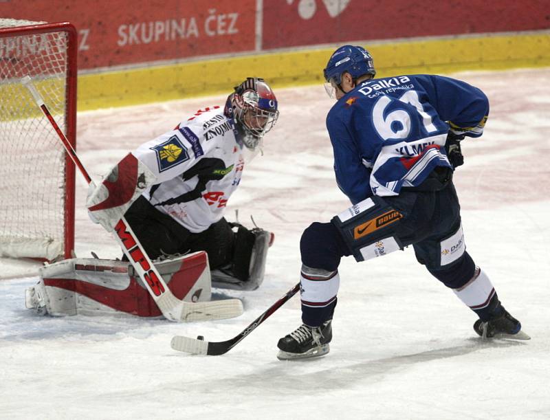 Vítkovice porazily ve 48. kole extraligy Znojmo 4:0. 