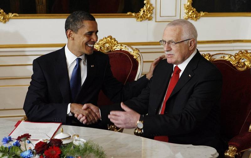 Prezident ČR Václav Klaus přijal 5. dubna 2009 na Pražském hradě amerického prezidenta Baracka Obamu (vlevo) v rámci jeho dvoudenní návštěvy České republiky.