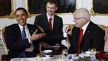 Prezident ČR Václav Klaus (na snímku zcela vpravo) přijal 5. dubna 2009 na Pražském hradě amerického prezidenta Baracka Obamu (vlevo) v rámci jeho dvoudenní návštěvy České republiky.