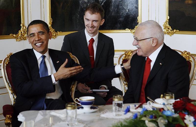 Prezident ČR Václav Klaus (na snímku zcela vpravo) přijal 5. dubna 2009 na Pražském hradě amerického prezidenta Baracka Obamu (vlevo) v rámci jeho dvoudenní návštěvy České republiky.