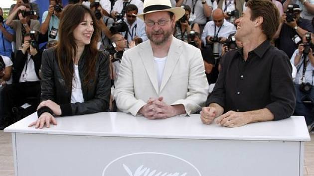 Režisér Lars Von Trier (uprostřed) pózuje s herci filmu Antichrist -  Charlotte Gainsbourgovou and Willemem Dafoem