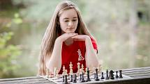 Vyhlásila Šachovou literární soutěž, do které sama přispívá