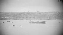 Loď Maori se napůl zanořila do vod maltského přístavu Grand Harbour poté, co byla v ranních hodinách 12. února 1942 bombardována. Potopila se několik hodin po pořízení snímku