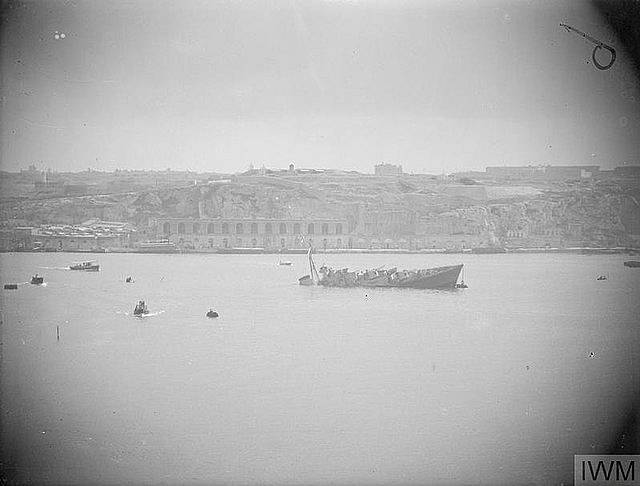 Loď Maori se napůl zanořila do vod maltského přístavu Grand Harbour poté, co byla v ranních hodinách 12. února 1942 bombardována. Potopila se několik hodin po pořízení snímku