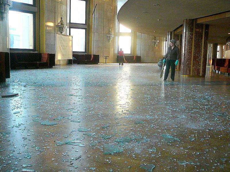 Vyražená okna v čeljabinském divadle. Způsobil to dopad meteoritu v roce 2013.