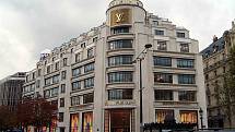 Exteriér obchodu značky Louis Vuitton na slavné pařížské třídě Champs-Élysées.