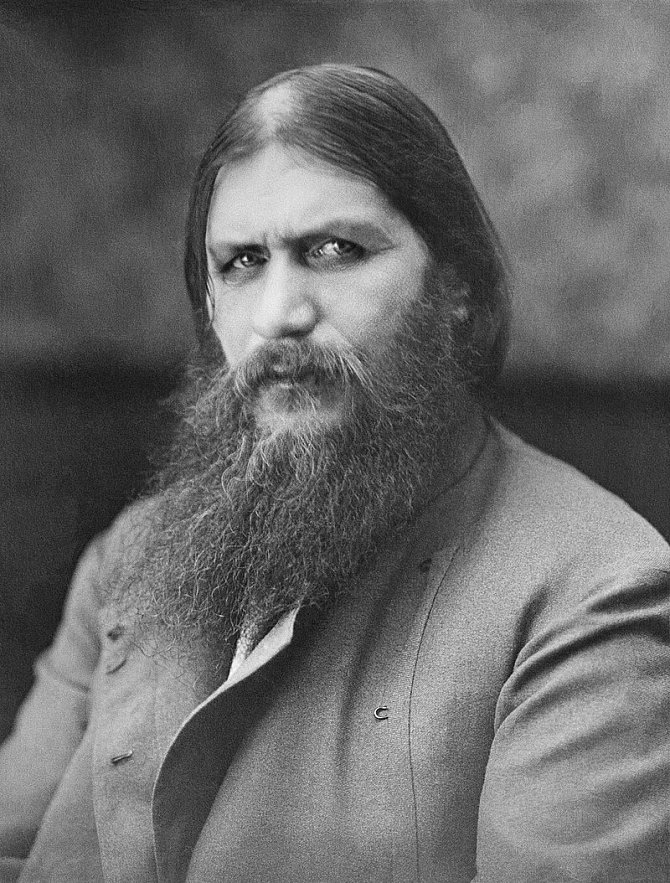 Grigorij Rasputin byl kontroverzním léčitelem. Jelikož se mu povedlo zlepšit stav následníka trůnu, ruská carevna Alexandra Fjodorovna mu bezmezně důvěřovala.