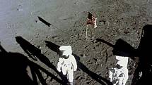Astronauti Apolla 11 na Měsíci, odkud dopravili na Zem i vzorky měsíčního prachu