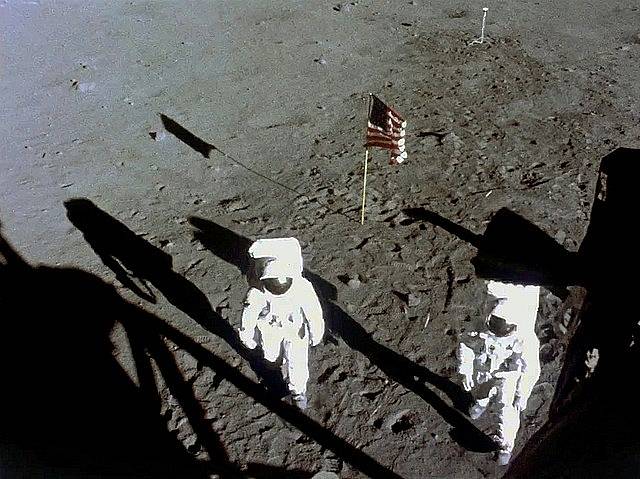Astronauti Apolla 11 na Měsíci, odkud dopravili na Zem i vzorky měsíčního prachu