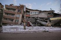 Budovy zřícené při zemětřesení ve městě Golbasi v turecké provincii Adiyaman, 8. února 2023.