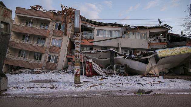 Budovy zřícené při zemětřesení ve městě Golbasi v turecké provincii Adiyaman, 8. února 2023.
