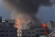 Kouř stoupal 14. května 2021 z budovy v Gaze po izraelských leteckých útocích