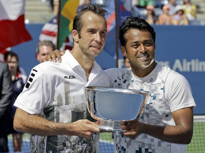 Radek Štěpánek (vlevo) a Leander Paes s trofejí pro vítěze newyorského US Open.