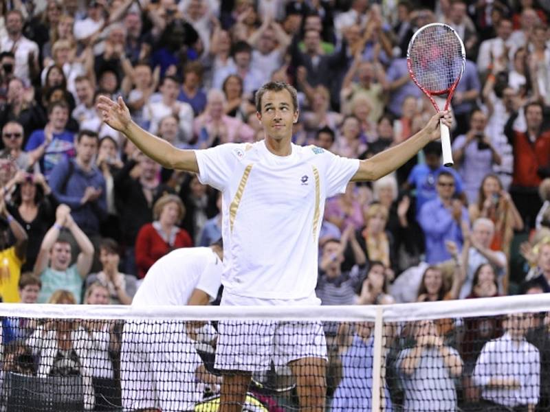 Lukáš Rosol se raduje z vítězství nad Rafaelem Nadalem ve Wimbledonu.