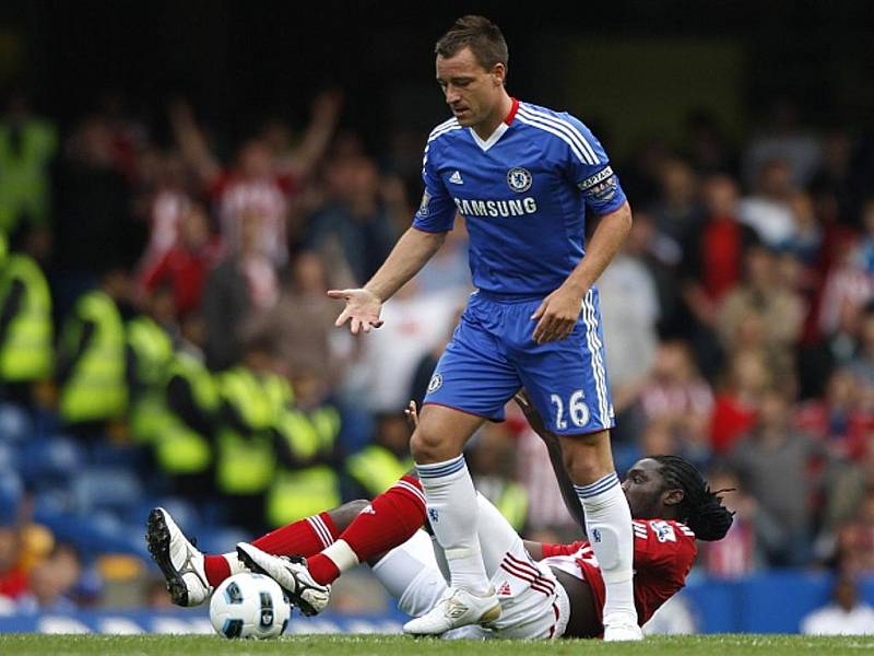 Opora Chelsea John Terry (v modrém) si poradil s Kenwynem Jonesem ze Stoke.