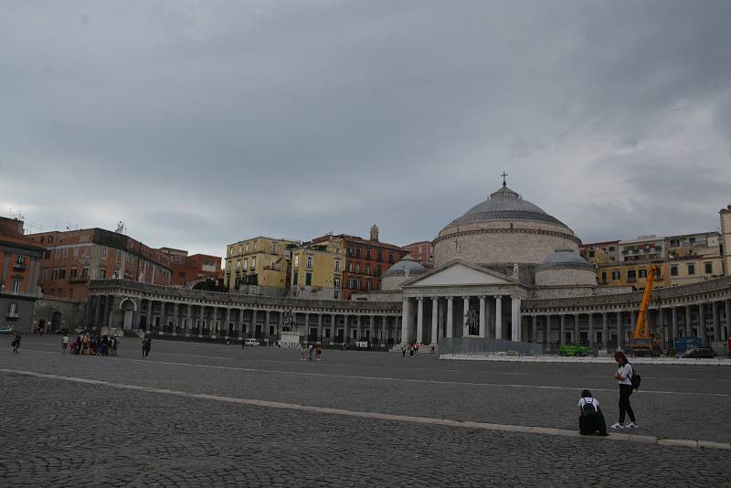 Hlavním náměstím historické Neapole je Piazza del Plebiscito.