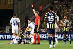 Červená karta ve vyhroceném zápase Fenerbahce Istanbul vs. Dynamo Kyjev.