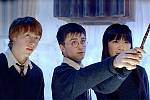 Z filmu Harry Potter a Fénixův řád. Ron, Harry a Cho Changová procvičují kouzla