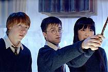 Z filmu Harry Potter a Fénixův řád. Ron, Harry a Cho Changová procvičují kouzla