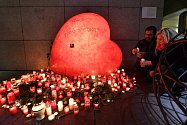 Lidé zapalují svíčky na náměstí Václava Havla u Národního divadla v Praze 18. prosince 2019 v den osmého výročí úmrtí bývalého prezidenta Václava Havla