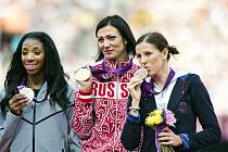 Ruska Natalja Anťuchová (uprostřed)  přišla kvůli dopingu o zlato z letních olympijských her v Londýně