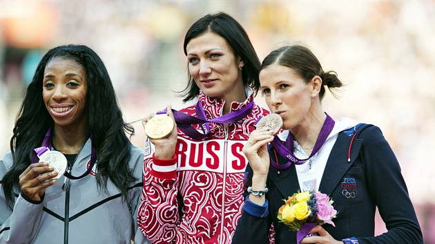 Ruska Natalja Anťuchová (uprostřed)  přišla kvůli dopingu o zlato z letních olympijských her v Londýně