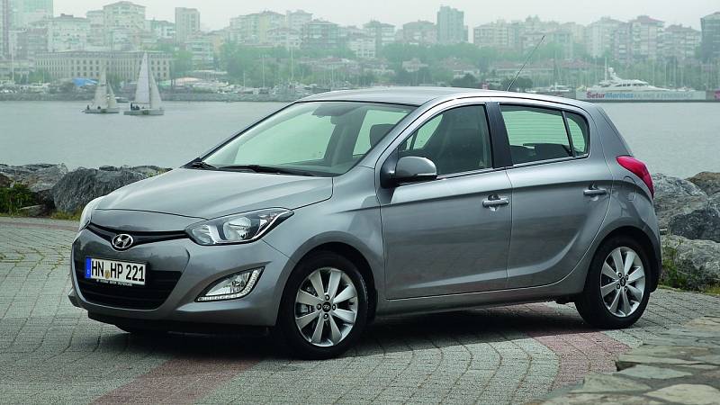 Druhé nejhorší malé auto: Jako problematický se jeví i Hyundai i20, u kterého se nalezne vážná závada v 8,7 % kontrol. Nejčastěji jsou problematické tlumiče. Průměrný nájezd: 33 000 kilometrů.