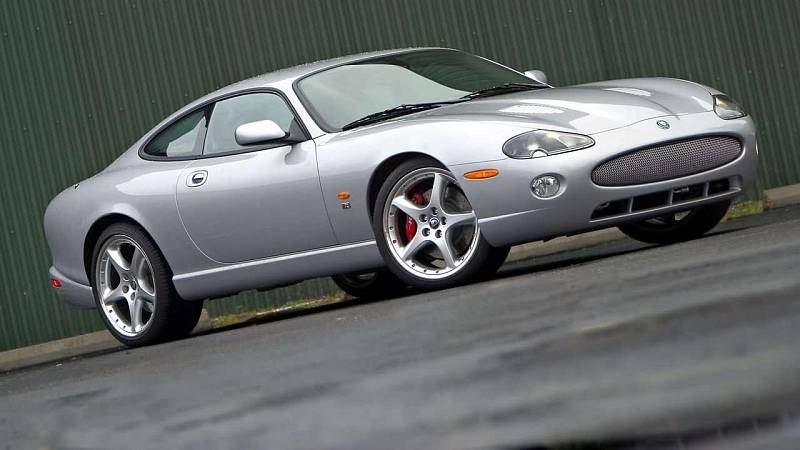 Jaguar  XK (X100): Jak lépe ukázat světu, že jste britský aristokrat se sportovními choutkami, než pomocí kupé od Jaguaru. Konkrétně výběhové XK8 nebo XKR můžete tu a tam pořídit již za 200 tisíc korun. Vcelku brzy z vás však může být zchudlý aristorkat.