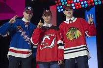 První trojka draftu hokejové NHL, zleva útočníci Kaapo Kakko z Finska (NY Rangers), Jack Hughes z USA (New Jersey) a Kirby Dach z Kanady (Chicago).