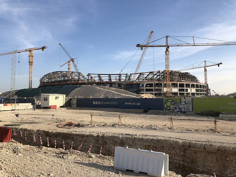 Rozestavěný stadion Al Thumama Stadium architekta Ibrahima Jaidaha.