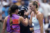 Česká tenistka Petra Kvitová (vpravo) gratuluje domácí Jessice Pegulaové k postupu do čtvrtfinále US Open v New Yorku, 5. září 2022.