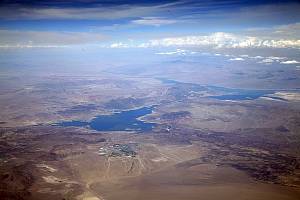 Přehrada Mead je největší vodní nádrží ve Spojených státech amerických. Její hladina je vlivem extrémního sucha na stále nižší úrovni.