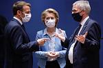 Francouzský prezident Emmanuel Macron, šéfka EK Ursula von der Leyen a generální tajemník Evropské rady Jeppe Tranholm-Mikkelsen