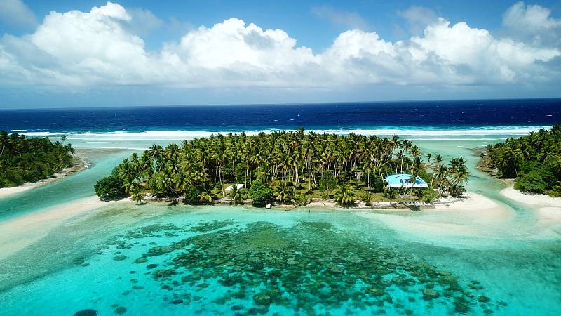 Nebezpečí na atolu Bikini je radioaktivní záření. Ve 40. a 50. letech zde totiž USA prováděly jaderné testy. Vědci sice v roce 1997 prohlásili atol Bikini za "bezpečné místo", ale pláže zůstávají znečištěné a rizika radioaktivity přetrvávají.  