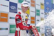 Mick Schumacher po vítězství v závodu F3 v Monze, kde několikrát ve formuli 1 triumfoval i jeho otec.