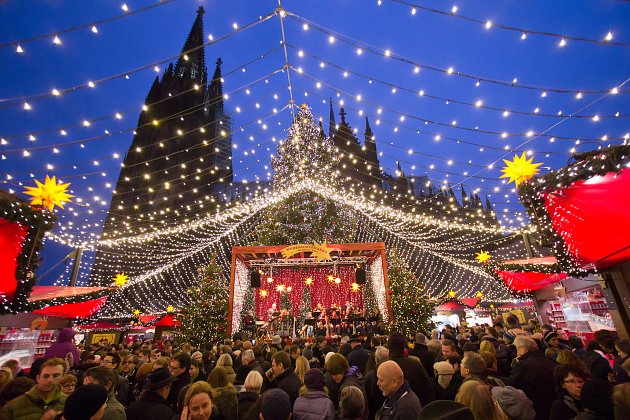 Největší vánoční trhy v Kolíně nad Rýnem se konají přímo před katedrálou sv. Petra.